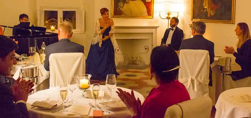 Dîner d'opéra : Dîner pendant un interlude d'opéra