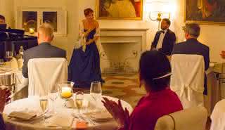 Dîner d'opéra : Dîner pendant un interlude d'opéra