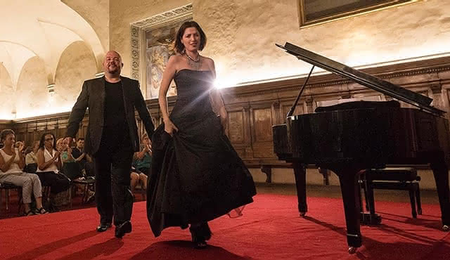 Gala de l'opéra de la veille du Nouvel An à l'église de Santa Monaca